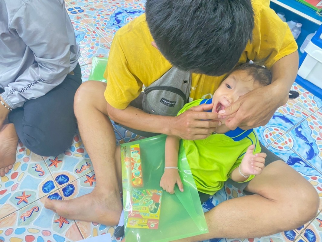 17 ส.ค. 67 นส.พนิดา ตลับทอง จพ.ทันตาภิบาลปฏิบัติการพร้อมด้วยนส.โสภา วรนารถวิชัย ผู้ช่วยทันตกรรม รพ.สต.บ้านสันป่าไร่ เป็นวิทยากรให้ความรู้กิจกรรมทันตสุขภาพที่ศพด.บ้านห้วยสลุงและตรวจสุขภาพช่องปากพร้อมทั้งเคลือบฟลูออไรด์จำนวน 28 ราย