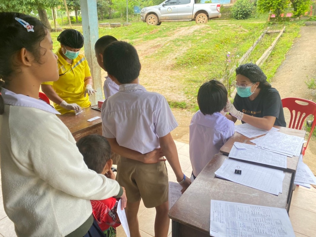 19 ส.ค. 67 นส.พนิดา ตลับทอง จพ.ทันตาภิบาลปฏิบัติการพร้อมด้วยนส.โสภา วรนารถวิชัย ผู้ช่วยทันตกรรม รพ.สต.บ้านสันป่าไร่ ตรวจสุขภาพช่องปากพร้อมทั้งเคลือบฟลูออไรด์ เด็กนักเรียนศศช.บ้านบือละพอและศศช.บ้านพะนิกรี จำนวน 84 รายและเยี่ยมบ้านติดตามดูแลผู้ป่วยติดบ้านที