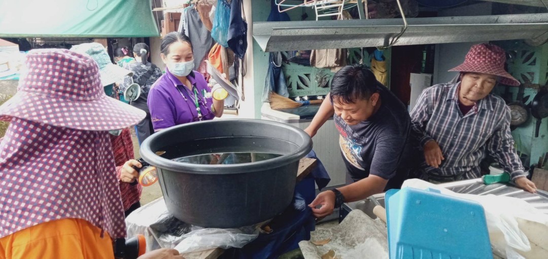 28 ส.ค. 67 เวลา 14.00 น. นายอดิศร เทียนพานิช ผอ.รพ.สต.บ้านสันป่าไร่ และนางเสาร์แก้ว อ่วมพิทยา เจ้าพนักงานสาธารณสุข รพ.สต.บ้านสันป่าไร่ ร่วมกับอาสาสมัครสาธารณสุข ม.5 บ้านสันป่าไร่และอบต.พระธาตุ ควบคุมโรคไข้เลือดออก รอบแรก 100 เมตร รอบบ้านผู้ป่วยเคสนางคำนวน