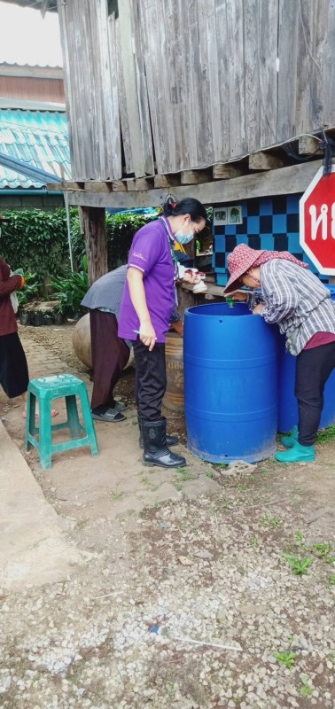 28 ส.ค. 67 เวลา 14.00 น. นายอดิศร เทียนพานิช ผอ.รพ.สต.บ้านสันป่าไร่ และนางเสาร์แก้ว อ่วมพิทยา เจ้าพนักงานสาธารณสุข รพ.สต.บ้านสันป่าไร่ ร่วมกับอาสาสมัครสาธารณสุข ม.5 บ้านสันป่าไร่และอบต.พระธาตุ ควบคุมโรคไข้เลือดออก รอบแรก 100 เมตร รอบบ้านผู้ป่วยเคสนางคำนวน