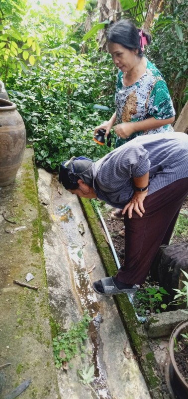 28 ส.ค. 67 เวลา 14.00 น. นายอดิศร เทียนพานิช ผอ.รพ.สต.บ้านสันป่าไร่ และนางเสาร์แก้ว อ่วมพิทยา เจ้าพนักงานสาธารณสุข รพ.สต.บ้านสันป่าไร่ ร่วมกับอาสาสมัครสาธารณสุข ม.5 บ้านสันป่าไร่และอบต.พระธาตุ ควบคุมโรคไข้เลือดออก รอบแรก 100 เมตร รอบบ้านผู้ป่วยเคสนางคำนวน