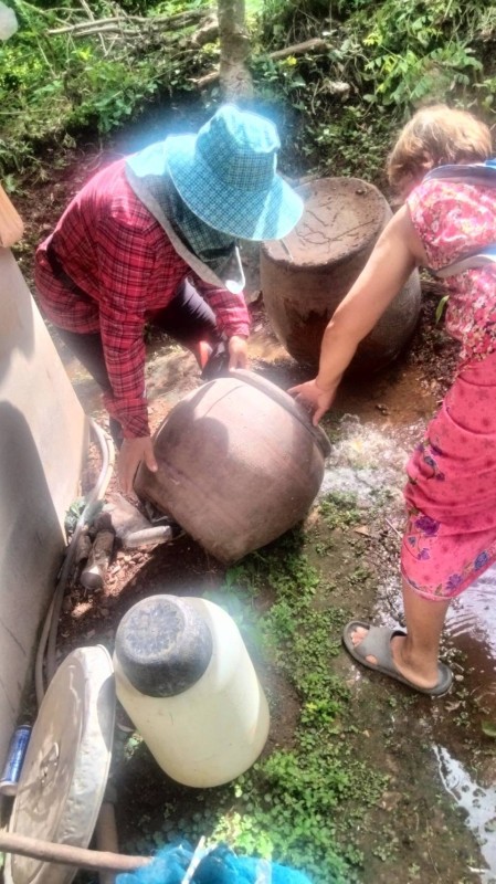 28 ส.ค. 67 เวลา 14.00 น. นายอดิศร เทียนพานิช ผอ.รพ.สต.บ้านสันป่าไร่ และนางเสาร์แก้ว อ่วมพิทยา เจ้าพนักงานสาธารณสุข รพ.สต.บ้านสันป่าไร่ ร่วมกับอาสาสมัครสาธารณสุข ม.5 บ้านสันป่าไร่และอบต.พระธาตุ ควบคุมโรคไข้เลือดออก รอบแรก 100 เมตร รอบบ้านผู้ป่วยเคสนางคำนวน