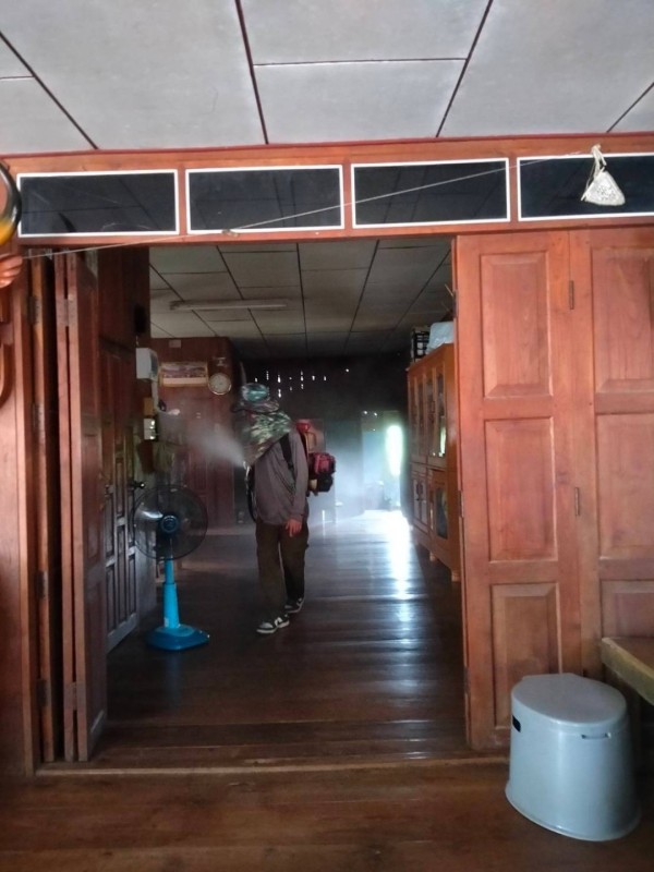 28 ส.ค. 67 เวลา 14.00 น. นายอดิศร เทียนพานิช ผอ.รพ.สต.บ้านสันป่าไร่ และนางเสาร์แก้ว อ่วมพิทยา เจ้าพนักงานสาธารณสุข รพ.สต.บ้านสันป่าไร่ ร่วมกับอาสาสมัครสาธารณสุข ม.5 บ้านสันป่าไร่และอบต.พระธาตุ ควบคุมโรคไข้เลือดออก รอบแรก 100 เมตร รอบบ้านผู้ป่วยเคสนางคำนวน