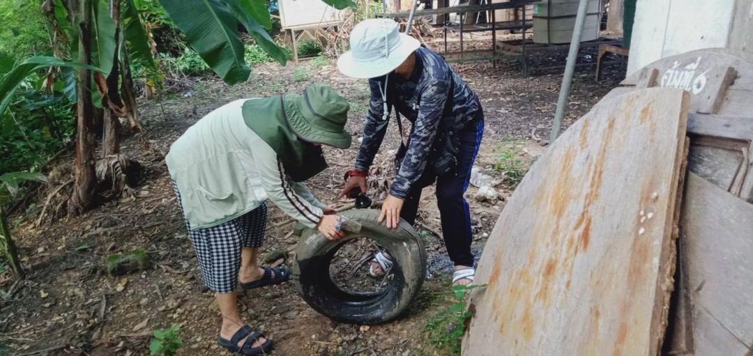 28 ส.ค. 67 เวลา 14.00 น. นายอดิศร เทียนพานิช ผอ.รพ.สต.บ้านสันป่าไร่ และนางเสาร์แก้ว อ่วมพิทยา เจ้าพนักงานสาธารณสุข รพ.สต.บ้านสันป่าไร่ ร่วมกับอาสาสมัครสาธารณสุข ม.5 บ้านสันป่าไร่และอบต.พระธาตุ ควบคุมโรคไข้เลือดออก รอบแรก 100 เมตร รอบบ้านผู้ป่วยเคสนางคำนวน