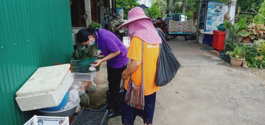 28 ส.ค. 67 เวลา 14.00 น. นายอดิศร เทียนพานิช ผอ.รพ.สต.บ้านสันป่าไร่ และนางเสาร์แก้ว อ่วมพิทยา เจ้าพนักงานสาธารณสุข รพ.สต.บ้านสันป่าไร่ ร่วมกับอาสาสมัครสาธารณสุข ม.5 บ้านสันป่าไร่และอบต.พระธาตุ ควบคุมโรคไข้เลือดออก รอบแรก 100 เมตร รอบบ้านผู้ป่วยเคสนางคำนวน