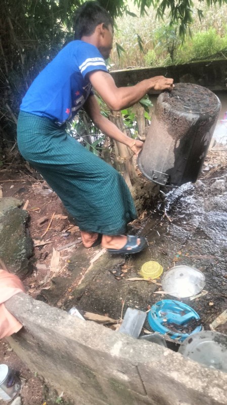 28 ส.ค. 67 เวลา 14.00 น. นายอดิศร เทียนพานิช ผอ.รพ.สต.บ้านสันป่าไร่ และนางเสาร์แก้ว อ่วมพิทยา เจ้าพนักงานสาธารณสุข รพ.สต.บ้านสันป่าไร่ ร่วมกับอาสาสมัครสาธารณสุข ม.5 บ้านสันป่าไร่และอบต.พระธาตุ ควบคุมโรคไข้เลือดออก รอบแรก 100 เมตร รอบบ้านผู้ป่วยเคสนางคำนวน