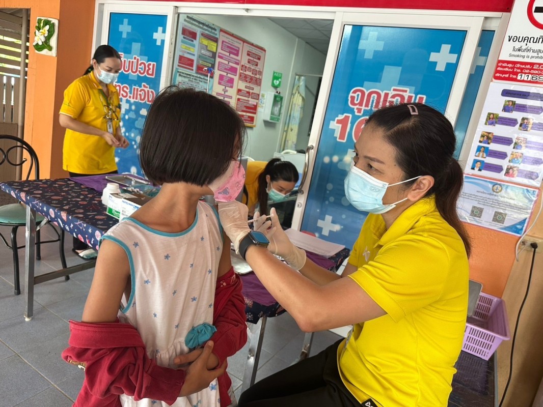 19 ก.ย.67 รพ.สต.บ้านสันป่าไร่ ฉีดวัคซีนนักเรียน ครั้งที่ 1 ให้แก่นักเรียนชั้น ป.1 และ ป.2 ที่ไม่มีประวัติการได้รับวัคซีน จำนวน 39 ราย และนัดฉีดครั้งต่อไป อีก 3 ครั้ง เด็ก ๆ เก่งมาก ๆ น่ารักทุกคนเลย (หมอแจกขนมปลอบใจให้คนละ 2 ชิ้น สำหรับ 2 เข็มนี้)