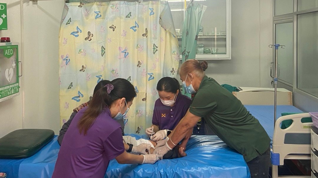 9 ต.ค.67 รพ.สต.บ้านสันป่าไร่ ฉีดวัคซีนเด็กอายุ 2 เดือน ถึง 4 ปี จำนวน 22 ราย และตรวจสุขภาพช่องปาก , เคลือบฟลูออไรด์ , ให้ทันตสุขศึกษาแก่ผู้ปกครอง , เจาะเลือดตรวจ hct , จ่ายยา ferrous syr , para syr  , ยืนยันตัวตน(Authen)