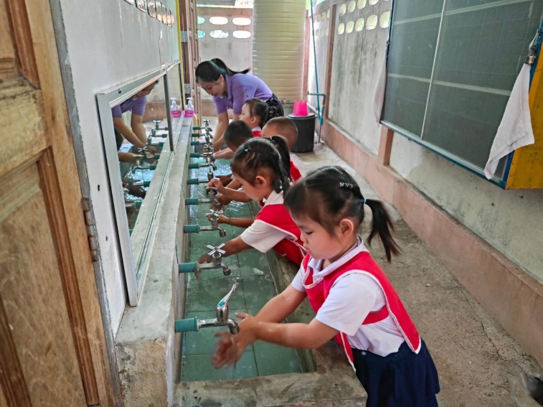 15 ต.ค.67 รพ.สต.บ้านสันป่าไร่ร่วมกับอาสาสมัครสาธารณสุขหมู่ที่2,3และ5 และศูนย์เด็กเล็กบ้านป่าไร่เหนือรณรงค์ให้ความรู้เกี่ยวกับการล้างมือ 7 ขั้นตอน เนื่องในวันล้างมือโลก