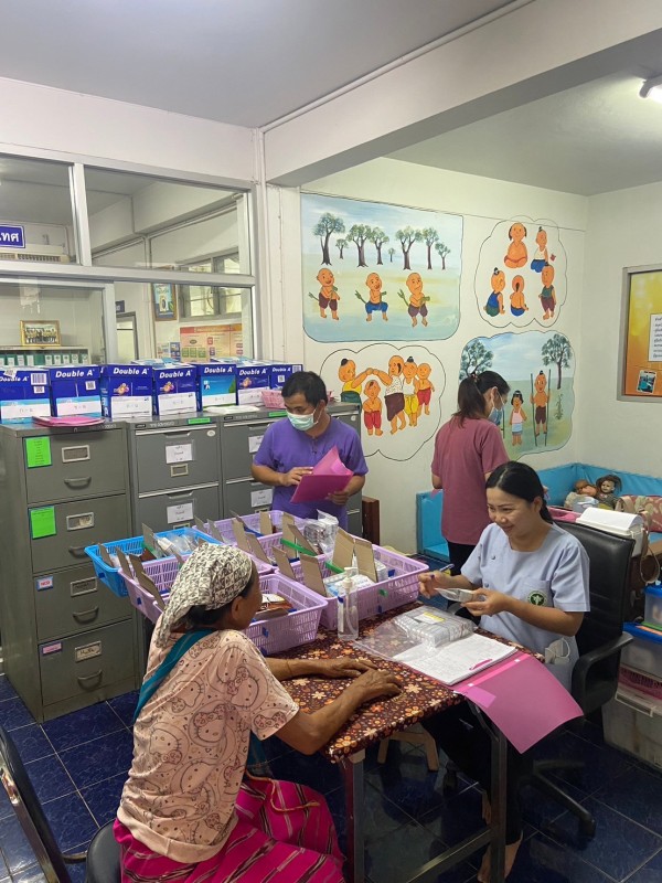22 ต.ค.67 รพ.สต.บ้านสันป่าไร่ จ่ายยาผู้ป่วยโรคเบาหวาน จำนวน 23 ราย , แจ้งผลการตรวจเลือด และ EKG ประจำปี โดยแพทย์,จ่ายยาโดย จนท.ฝ่ายเภสัชฯรพ.แม่ระมาด ,ทบทวนความเข้าใจเรื่องการทานยาและตรวจนับจำนวนยาก่อนผู้ป่วยกลับบ้าน