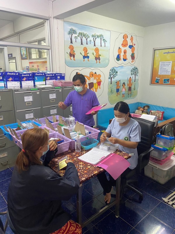 22 ต.ค.67 รพ.สต.บ้านสันป่าไร่ จ่ายยาผู้ป่วยโรคเบาหวาน จำนวน 23 ราย , แจ้งผลการตรวจเลือด และ EKG ประจำปี โดยแพทย์,จ่ายยาโดย จนท.ฝ่ายเภสัชฯรพ.แม่ระมาด ,ทบทวนความเข้าใจเรื่องการทานยาและตรวจนับจำนวนยาก่อนผู้ป่วยกลับบ้าน