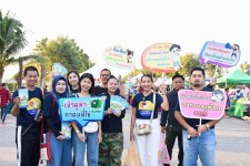 ฝ่ายประชาสัมพันธ์ อบจ.ตาก บุกกาดนั่งยองคล้องย่าม!!!