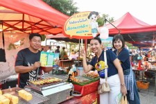 ฝ่ายประชาสัมพันธ์ อบจ.ตาก บุกกาดนั่งยองคล้องย่าม!!!