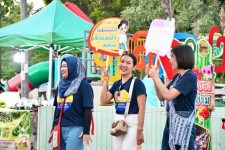 ฝ่ายประชาสัมพันธ์ อบจ.ตาก บุกกาดนั่งยองคล้องย่าม!!!