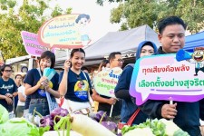 ฝ่ายประชาสัมพันธ์ อบจ.ตาก บุกกาดนั่งยองคล้องย่าม!!!