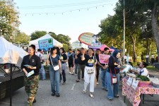 ฝ่ายประชาสัมพันธ์ อบจ.ตาก บุกกาดนั่งยองคล้องย่าม!!!