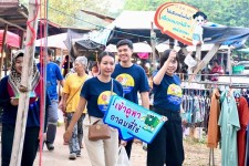 ฝ่ายประชาสัมพันธ์ อบจ.ตาก บุกตลาดนัดข้างโรงพยาบาลสามเงา!!! 