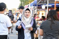 ฝ่ายประชาสัมพันธ์ อบจ.ตาก ลงพื้นที่ “กาดนั่งยองคล้องย่าม” อ.เมือง จ.ตาก