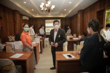 นายก อบจ.ตาก และ ผอ.อุทยานธรณีไม้กลายเป็นหินตาก นำเสนอข้อมูลกับคณะวิจัย เพื่อยกระดับการจัดการท่องเที่ยว