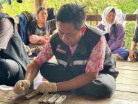 11 เมษายน 2568 นายกัณตพงศ์ ฉลากมงคล ผู้ช่วยเจ้าหน้าที่สาธารณสุขและน.ส.รุจิพร กุลธรรมอนุตระ พนักงานบริการ ประจำสสช.บ้านห้วยกระทิง ร่วมกับทีมศูนย์ควบคุมโรคติดต่อนำโดยแมลงแม่สอด หน่วยควบคุมโรคติดต่อนำโดยแมลง แม่จะเรา สสอ.แม่ระมาด รพ.แม่ระมาดและอสม.ม.6 บ้านห้