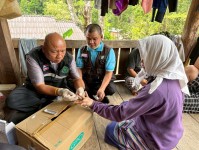 11 เมษายน 2568 นายกัณตพงศ์ ฉลากมงคล ผู้ช่วยเจ้าหน้าที่สาธารณสุขและน.ส.รุจิพร กุลธรรมอนุตระ พนักงานบริการ ประจำสสช.บ้านห้วยกระทิง ร่วมกับทีมศูนย์ควบคุมโรคติดต่อนำโดยแมลงแม่สอด หน่วยควบคุมโรคติดต่อนำโดยแมลง แม่จะเรา สสอ.แม่ระมาด รพ.แม่ระมาดและอสม.ม.6 บ้านห้