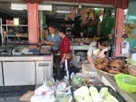 14-16 พฤษภาคม 2568 นายอดิศร เทียนพานิช ผอ.รพ.สต.บ้านสันป่าไร่ ร่วมกับอสม.นักวิทยาศาสตร์การแพทย์ชุมชนและอสม.ม.5 บ้านสันป่าไร่ สำรวจ เก็บตัวอย่าง และตรวจสารปนเปื้อนในอาหารสด /สารโพลาร์ในน้ำมันทอดซ้ำ หมู่ที่ 5 บ้านสันป่าไร่  8 ร้าน จำนวน 63 ตัวอย่าง โดยมีการ