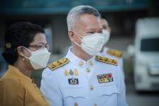 นายก อบจ.ตาก ร่วมพิธีวางพานพุ่มและพิธีถวายบังคม เนื่องในวันคล้ายวันพระบรมราชสมภพ พระบาทสมเด็จพระบรมชนกาธิเบศร มหาภูมิพลอดุลยเดชมหาราช บรมนาถบพิตร วันชาติ และวันพ่อแห่งชาติ 5 ธันวาคม 2564