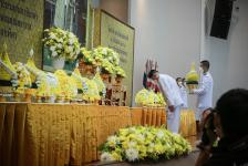 นายก อบจ.ตาก ร่วมพิธีวางพานพุ่มและพิธีถวายบังคม เนื่องในวันคล้ายวันพระบรมราชสมภพ พระบาทสมเด็จพระบรมชนกาธิเบศร มหาภูมิพลอดุลยเดชมหาราช บรมนาถบพิตร วันชาติ และวันพ่อแห่งชาติ 5 ธันวาคม 2564