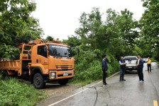 นายกจอย (นายก อบจ.ตาก) ลงพื้นที่ตรวจติดตาม โครงการถนนปลอดภัย ติดตั้งไฟฟ้าส่องสว่าง 2 สายทาง ในพื้นที่ อ.แม่ระมาด 