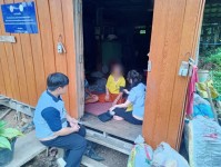 18 กรกฎาคม 2568 นางเสาร์แก้ว อ่วมพิทยา เจ้าพนักงานสาธารณสุข รพ.สต.บ้านสันป่าไร่ ร่วมกับเจ้าหน้าที่ รพ.แม่ระมาด เยี่ยมบ้านผู้ที่ทำร้ายตนเองแต่ไม่สำเร็จ จำนวน 2 รายและผู้ป่วยจิตเวช จำนวน 1 ราย เพื่อให้คำแนะนำ ปรึกษา ให้กำลังใจและให้ความช่วยเหลือเบื้องต้น