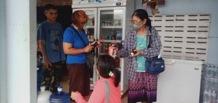 18-19 กรกฎาคม 2568 รพ.สต.บ้านสันป่าไร่ ร่วมกับเครือข่ายคุ้มครองผู้บริโภคตำบลพระธาตุ ออกตรวจร้านขายของชำ จำนวน 36 ร้าน พบว่ามีการจำหน่ายยาที่ห้ามจำหน่าย สินค้าหมดอายุและเครื่องสำอางที่ห้ามจำหน่าย ได้มีการให้ความรู้ เกี่ยวกับการดูวันหมดอายุ ดูเครื่องหมายอย.