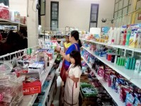 18-19 กรกฎาคม 2568 รพ.สต.บ้านสันป่าไร่ ร่วมกับเครือข่ายคุ้มครองผู้บริโภคตำบลพระธาตุ ออกตรวจร้านขายของชำ จำนวน 36 ร้าน พบว่ามีการจำหน่ายยาที่ห้ามจำหน่าย สินค้าหมดอายุและเครื่องสำอางที่ห้ามจำหน่าย ได้มีการให้ความรู้ เกี่ยวกับการดูวันหมดอายุ ดูเครื่องหมายอย.