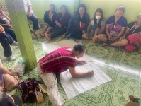 24 กรกฎาคม 2568 จนท.รพ.สต.บ้านสันป่าไร่ร่วมกับเครือข่ายเฝ้าระวังการฆ่าตัวตาย จัดกิจกรรมโครงการป้องกันและแก้ไขปัญหาการฆ่าตัวตายในกลุ่มผู้สูงอายุชาวเขาเผ่ากระเหรี่ยง โดยมีการคืนข้อมูลการดำเนินงานที่ผ่านมา มีการให้ความรู้เกี่ยวกับสุขภาพจิตและมีการแบ่งกลุ่มเพ