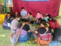 24 กรกฎาคม 2568 จนท.รพ.สต.บ้านสันป่าไร่ร่วมกับเครือข่ายเฝ้าระวังการฆ่าตัวตาย จัดกิจกรรมโครงการป้องกันและแก้ไขปัญหาการฆ่าตัวตายในกลุ่มผู้สูงอายุชาวเขาเผ่ากระเหรี่ยง โดยมีการคืนข้อมูลการดำเนินงานที่ผ่านมา มีการให้ความรู้เกี่ยวกับสุขภาพจิตและมีการแบ่งกลุ่มเพ