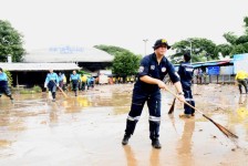 นายกจอย นำทีม ป้องกันและบรรเทาสาธารณภัย อบจ.ตาก ร่วมทำความสะอาดตลาดริมเมยหลังน้ำลด 