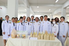 ร่วมพิธีเจริญพระพุทธมนต์และทําบุญตักบาตร (ข้าวสาร อาหารแห้ง) ถวายพระราชกุศล เฉลิมพระเกียรติพระบาทสมเด็จพระเจ้าอยู่หัว เนื่องในโอกาสวันเฉลิมพระชนมพรรษา ๒๘ กรกฎาคม ๒๕๖๘ 