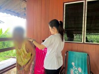 31 กรกฎาคม 2568 น.ส.วาสนา กึกก้องโลกา พยาบาลวิชาชีพปฎิบัติการ รพ.สต.บ้านสันป่าไร่ ร่วมกับ จนท.รพ.แม่ระมาด ออกเยี่ยมบ้านผู้สูงอายุ จำนวน 1 รายและผู้ป่วยโรคมะเร็งปอด จำนวน 1 ราย เพื่อติดตามให้ความรู้ คำแนะนำ คำปรึกษา พร้อมทั้งให้กำลังใจแก่ผู้สูงอายุ/ผู้ป่วย