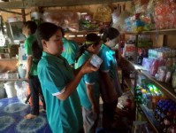 13 สิงหาคม 2568 รพ.สต.บ้านสันป่าไร่ร่วมกับนายกัณตพงศ์ ฉลากมงคล ผู้ช่วยเจ้าหน้าที่สาธารณสุข สสช.บ้านห้วยกระทิงและอาสาสมัครสาธารณสุข ม.6 บ้านห้วยกระทิง ออกตรวจร้านขายของชำ จำนวน 5 ร้าน พบมีร้านค้าจำหน่ายสินค้าหมดอายุ จำนวน 2 ร้าน จำหน่ายเครื่องสำอางค์ที่ห้า