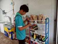 13 สิงหาคม 2568 รพ.สต.บ้านสันป่าไร่ร่วมกับนายกัณตพงศ์ ฉลากมงคล ผู้ช่วยเจ้าหน้าที่สาธารณสุข สสช.บ้านห้วยกระทิงและอาสาสมัครสาธารณสุข ม.6 บ้านห้วยกระทิง ออกตรวจร้านขายของชำ จำนวน 5 ร้าน พบมีร้านค้าจำหน่ายสินค้าหมดอายุ จำนวน 2 ร้าน จำหน่ายเครื่องสำอางค์ที่ห้า