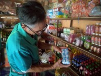 13 สิงหาคม 2568 รพ.สต.บ้านสันป่าไร่ร่วมกับนายกัณตพงศ์ ฉลากมงคล ผู้ช่วยเจ้าหน้าที่สาธารณสุข สสช.บ้านห้วยกระทิงและอาสาสมัครสาธารณสุข ม.6 บ้านห้วยกระทิง ออกตรวจร้านขายของชำ จำนวน 5 ร้าน พบมีร้านค้าจำหน่ายสินค้าหมดอายุ จำนวน 2 ร้าน จำหน่ายเครื่องสำอางค์ที่ห้า