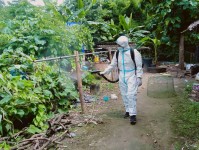 15 สิงหาคม 2568 นางเสาร์แก้ว อ่วมพิทยา เจ้าพนักงานสาธารณสุข รพ.สต.บ้านสันป่าไร่ ร่วมกับ อาสาสมัครสาธารณสุข หมู่ที่ 3 บ้านป่าไร่เหนือ ควบคุมโรคไข้เลือดออก รอบที่ 1 เคสนส.พรนภา วาจาอุทัย สำรวจและทำลายแหล่งเพาะพันธ์ลูกน้ำยุงลาย 200 เมตร รอบบ้านผู้ป่วย จำนวน 