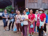 15 สิงหาคม 2568 นางเสาร์แก้ว อ่วมพิทยา เจ้าพนักงานสาธารณสุข รพ.สต.บ้านสันป่าไร่ ร่วมกับ อาสาสมัครสาธารณสุข หมู่ที่ 3 บ้านป่าไร่เหนือ ควบคุมโรคไข้เลือดออก รอบที่ 1 เคสนส.พรนภา วาจาอุทัย สำรวจและทำลายแหล่งเพาะพันธ์ลูกน้ำยุงลาย 200 เมตร รอบบ้านผู้ป่วย จำนวน 