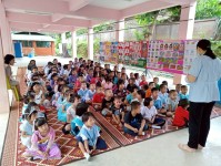 25 สิงหาคม 2568 นางเสาร์แก้ว อ่วมพิทยา เจ้าพนักงานสาธารณสุข รพ.สต.บ้านสันป่าไร่ ออกให้ความรู้เรื่องโรคหนอนพยาธิ การเก็บอุจจาระส่งตรวจและนัดหมายการส่งอุจจาระเพื่อตรวจหาไข่พยาธิ ในเด็กนักเรียนโรงเรียนจาตุรจินดา ตามโครงการพระราชดำริ สมเด็จพระกนิษฐาธิราชเจ้า 