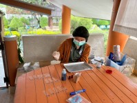 26-27 สิงหาคม 2568 นายอดิศร เทียนพานิช ผอ.รพ.สต.บ้านสันป่าไร่ น.ส.วาสนา กึกก้องโลกา พยาบาลวิชาชีพปฏิบัติการและนางเสาร์แก้ว อ่วมพิทยา เจ้าพนักงานสาธารณสุข รพ.สต.บ้านสันป่าไร่ ตรวจอุจจาระเพื่อตรวจหาไข่พยาธิ ในเด็กนักเรียนในพื้นที่โครงการพระราชดำริ สมเด็จพระ