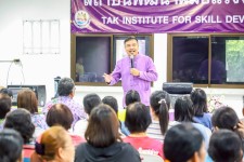 นายก อบจ.ตาก (นายกจอย) เป็นประธานในพิธีมอบเครื่องมือพื้นฐานชุดการฝึก (เครื่องมือทำมาหากิน) เพื่อการประกอบอาชีพ