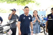 (นายกจอย) นายก อบจ.ตาก ลงพื้นที่ตรวจสอบจุดเกิดเหตุ และมอบขวัญกำลังใจ ให้แก่เจ้าหน้าที่ผู้ปฏิบัติงานและประชาชน