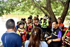 (นายกจอย) นายก อบจ.ตาก ลงพื้นที่ตรวจสอบจุดเกิดเหตุ และมอบขวัญกำลังใจ ให้แก่เจ้าหน้าที่ผู้ปฏิบัติงานและประชาชน