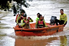 (นายกจอย) นายก อบจ.ตาก ลงพื้นที่ตรวจสอบจุดเกิดเหตุ และมอบขวัญกำลังใจ ให้แก่เจ้าหน้าที่ผู้ปฏิบัติงานและประชาชน