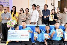 อบจ.ตาก มอบสื่อการเรียนการสอนงบประมาณ 230,000 บาท ให้โรงเรียนบ้านท่าอาจ 