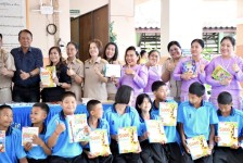 อบจ.ตาก มอบสื่อการเรียนการสอนงบประมาณ 230,000 บาท ให้โรงเรียนบ้านท่าอาจ 